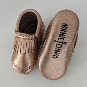 Minnetonka Glitter Rose Gold Baby Moccasin (s 1)